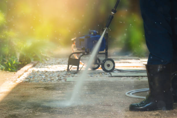 Best Animal Enclosure Cleaning  in Oak Hill, FL